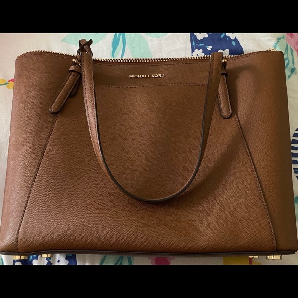 Micheal Kors tote bag. - Picture 2 of 6